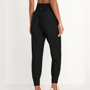 Old Navy Active High-Waisted PowerSoft Pocket Joggers
Size Large
Black